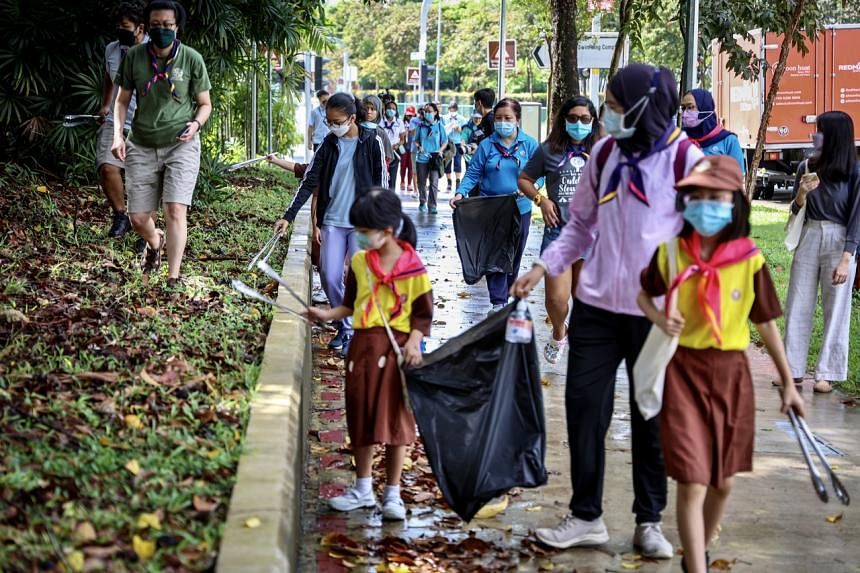 Siswa, relawan memungut sampah sambil jogging di dekat kamp internasional Girl Guides