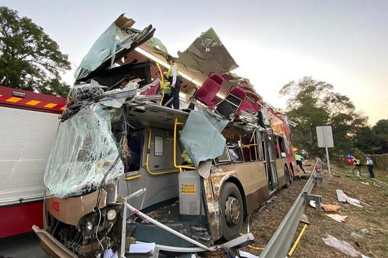 Enam tewas, puluhan luka-luka setelah bus tingkat Hong Kong menabrak pohon