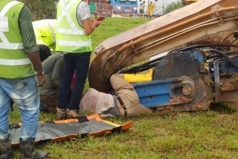 Pekerja diselamatkan setelah ekskavator terguling dan menjebak kaki kirinya