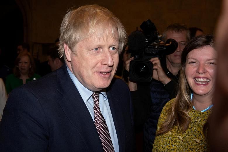 Lembaga pemeringkat mengambil Inggris dari jam downgrade setelah kemenangan besar Boris Johnson