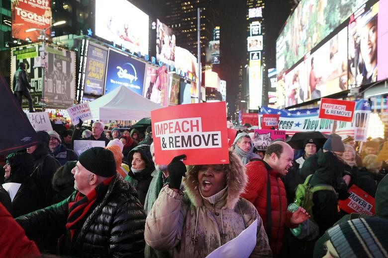 Para pengunjuk rasa mengadakan demonstrasi di seluruh AS menjelang pemungutan suara pemakzulan Donald Trump