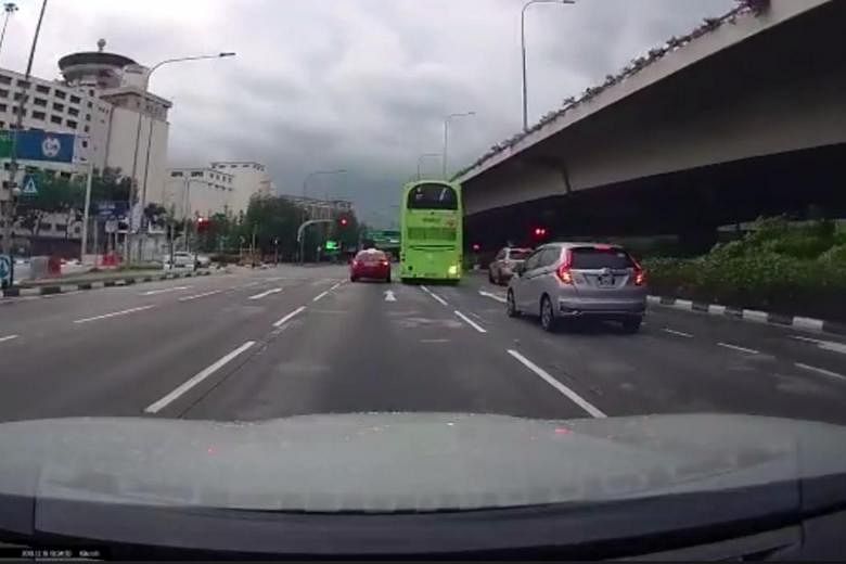 Tower Transit mendisiplinkan sopir bus tertangkap kamera menerobos lampu merah di Jalan Telok Blangah