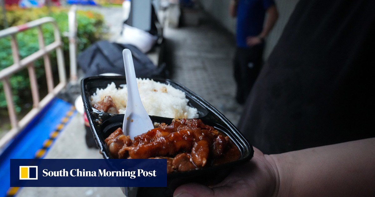 Banyak gerai makanan dan minuman kecil Hong Kong masih mengeluarkan peralatan plastik di bawah masa tenggang larangan