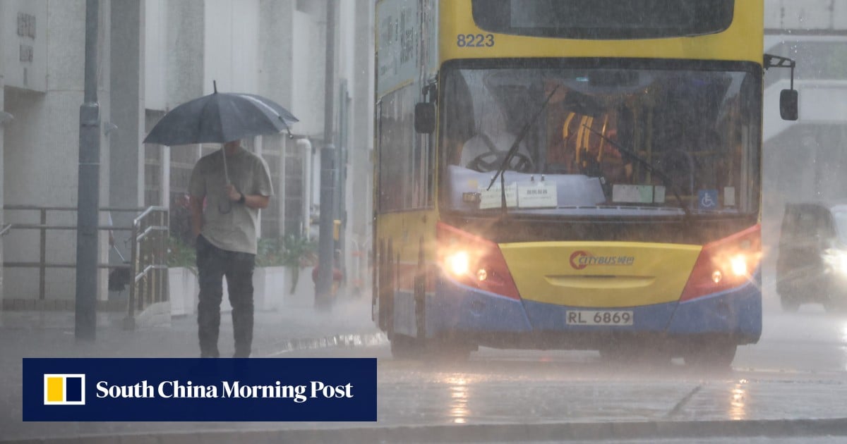 Warga Hongkong diberitahu untuk berhati-hati terhadap kemungkinan banjir, beberapa jalan masih ditutup saat peringatan hujan badai kuning berakhir