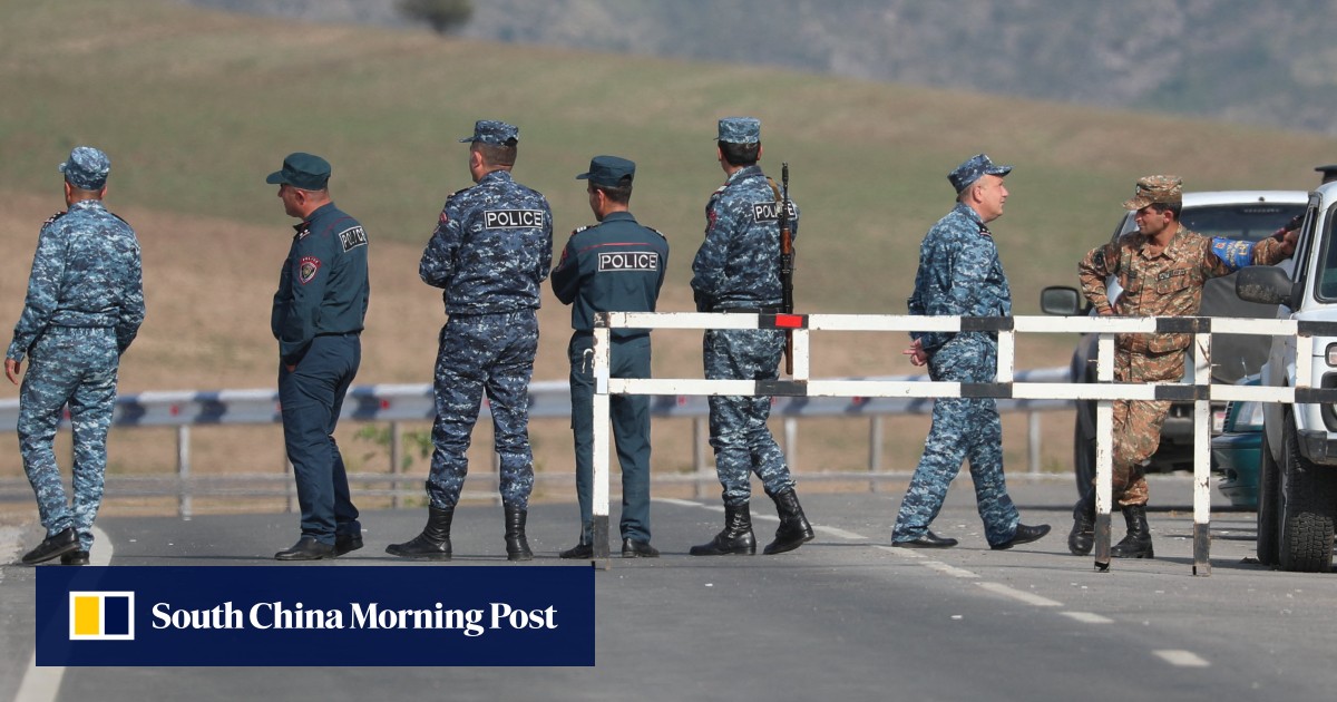 Armenia dan Aerbaijan mulai menandai perbatasan saat musuh menormalkan hubungan setelah konflik Nagorno-Karabakh