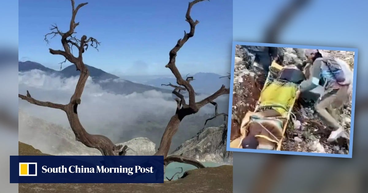 Turis China Meninggal Saat Terjun dari Tebing Saat Berpose untuk Foto di Samping Pohon Terkenal di Gunung Api Indonesia