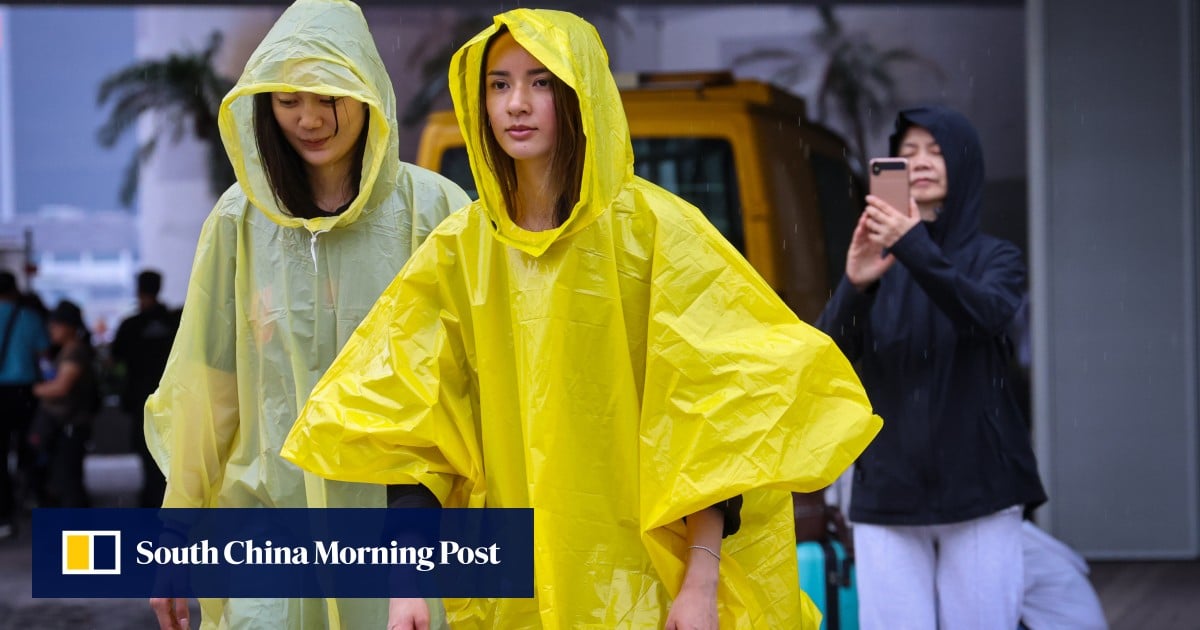 Hong Kong dilanda hujan lebat dan angin kencang saat badai petir bergerak ke timur