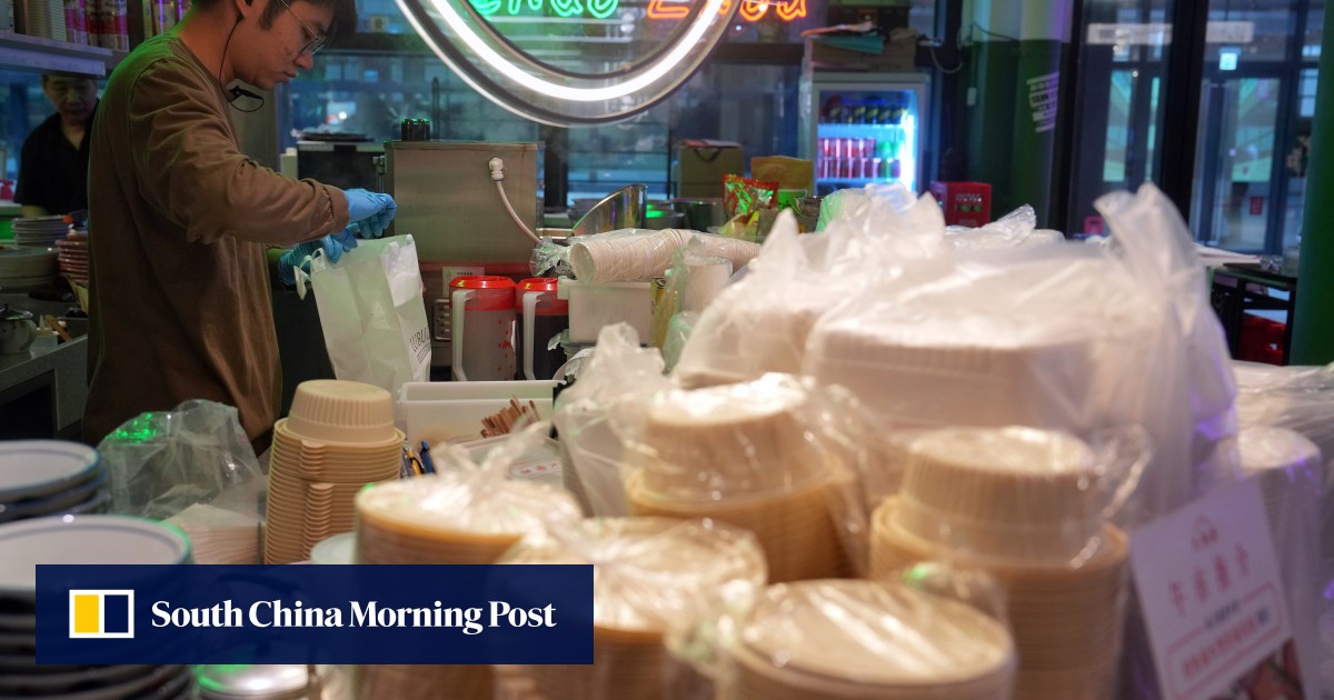 John Lee dari Hong Kong mengabaikan kritik atas larangan plastik sekali pakai, mengatakan ‘kekuatan pasar’ akan mengarah pada peralatan yang lebih baik